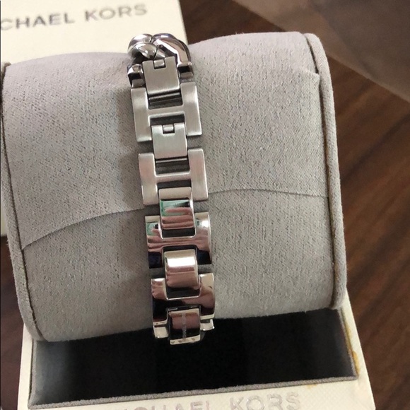 Michael Kors’ Chainlink Stainless Steel Watch🕰⛓